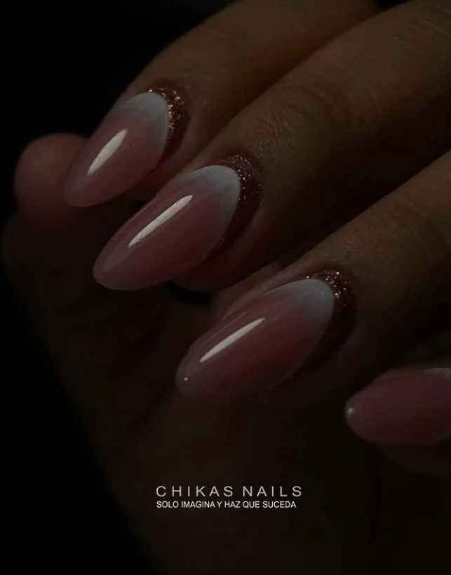 Trabajo de Chikas Nails: uñas rosas con degradado blanco y glitter dorado